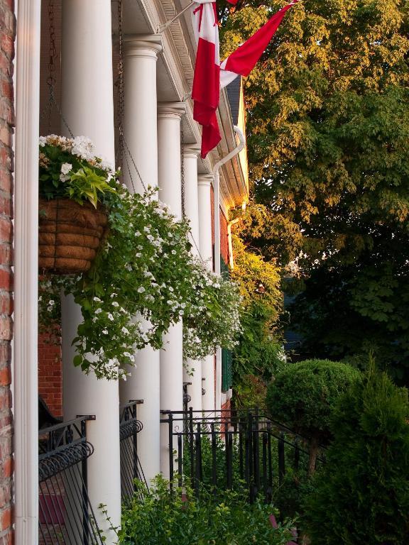 The Woodlawn Inn Cobourg Exterior foto