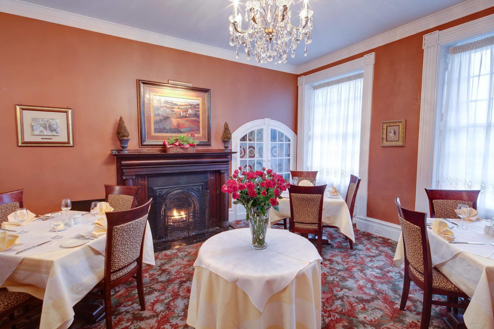 The Woodlawn Inn Cobourg Exterior foto